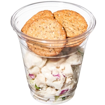 Coupe de salade de poulet et craquelins au quinoa