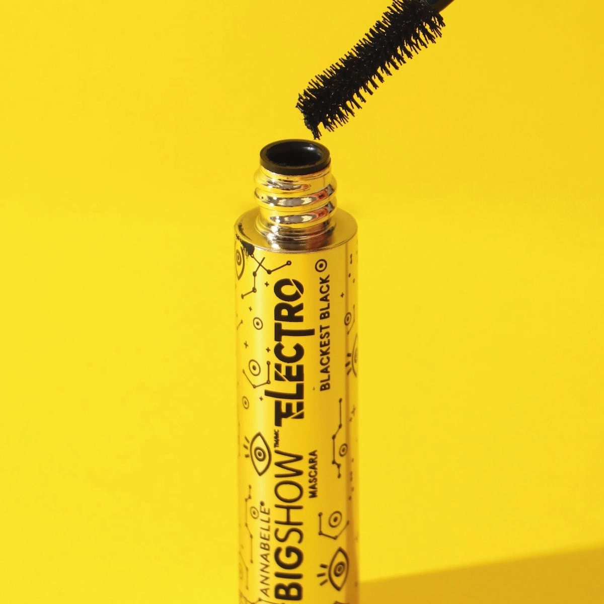 Mascara Bigshow Electro Blackest Black avec son effet volumateur et enrichie de cire d'extrait de carnauba