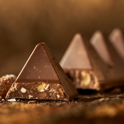 Milk Chocolate Bar with Honey and Almond Nougat, 340 g 4