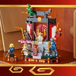 NINJAGO Le Socle d’Exposition de Personnages Ninjas – 15e Anniversaire 71866 4