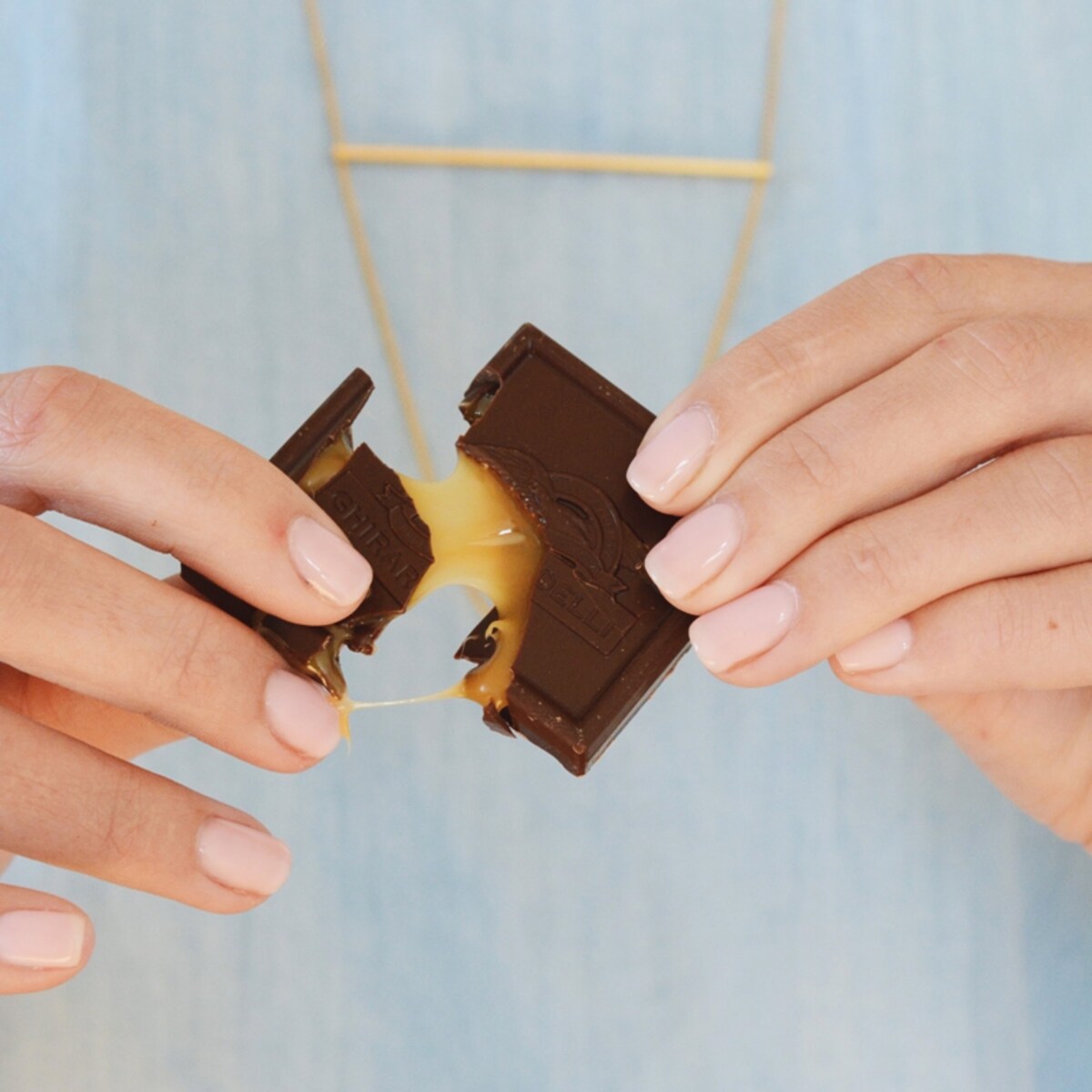 Carrés de chocolat noir au caramel et à la fleur de sel