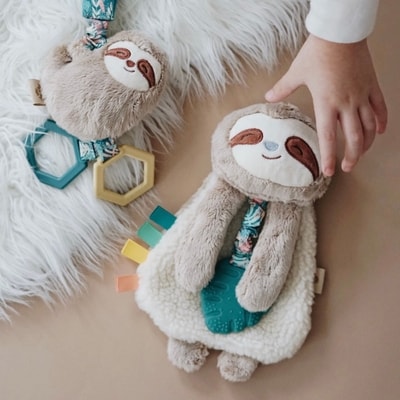 Itzy Lovey™ Sloth 2