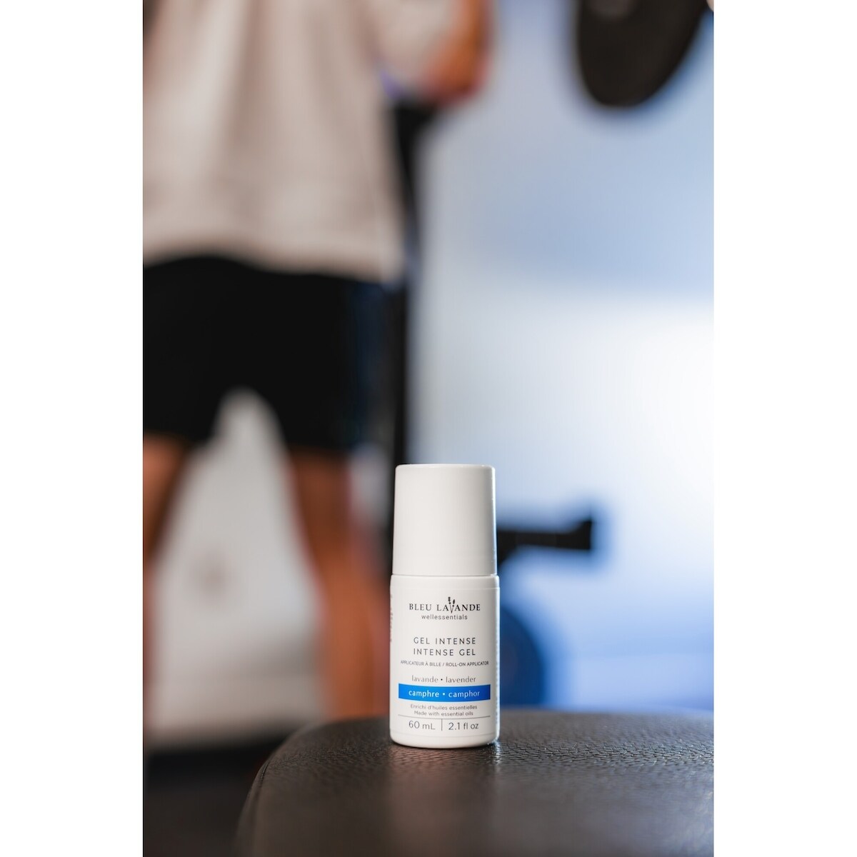Intense gel roll-on applicator